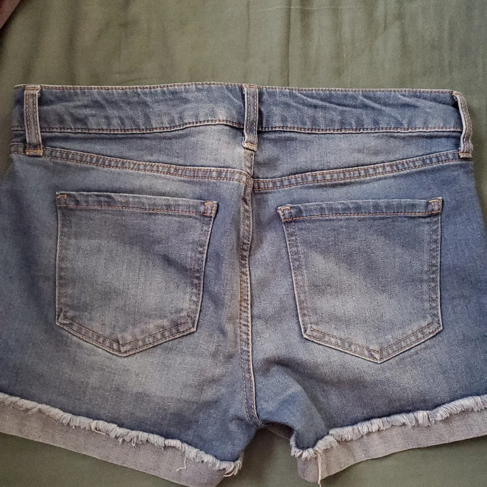 Distressed and Cuffed Celebrity Pink Shorts - Picture 5 of 5